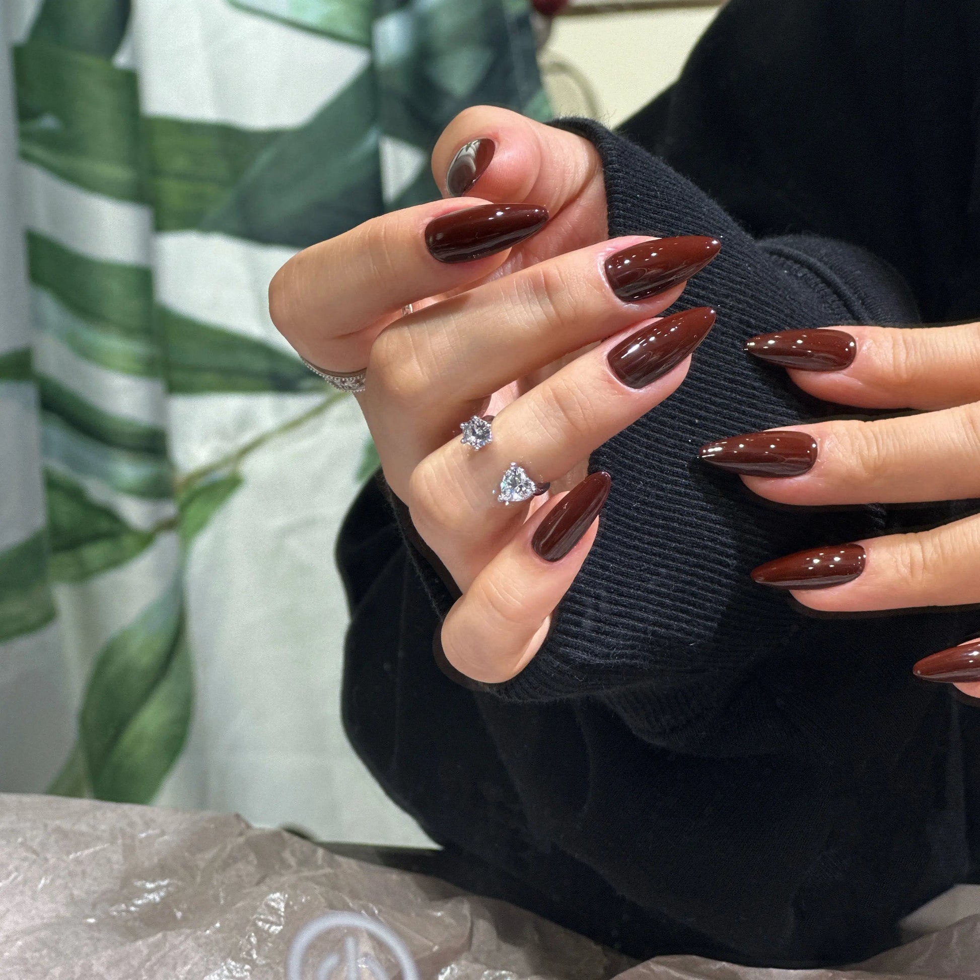 The Crimson Crown press on nails set includes all sizes for a custom fit, reusable.

