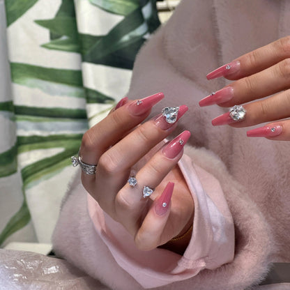 Gradient rose tones detail on the luxurious press on nails.

