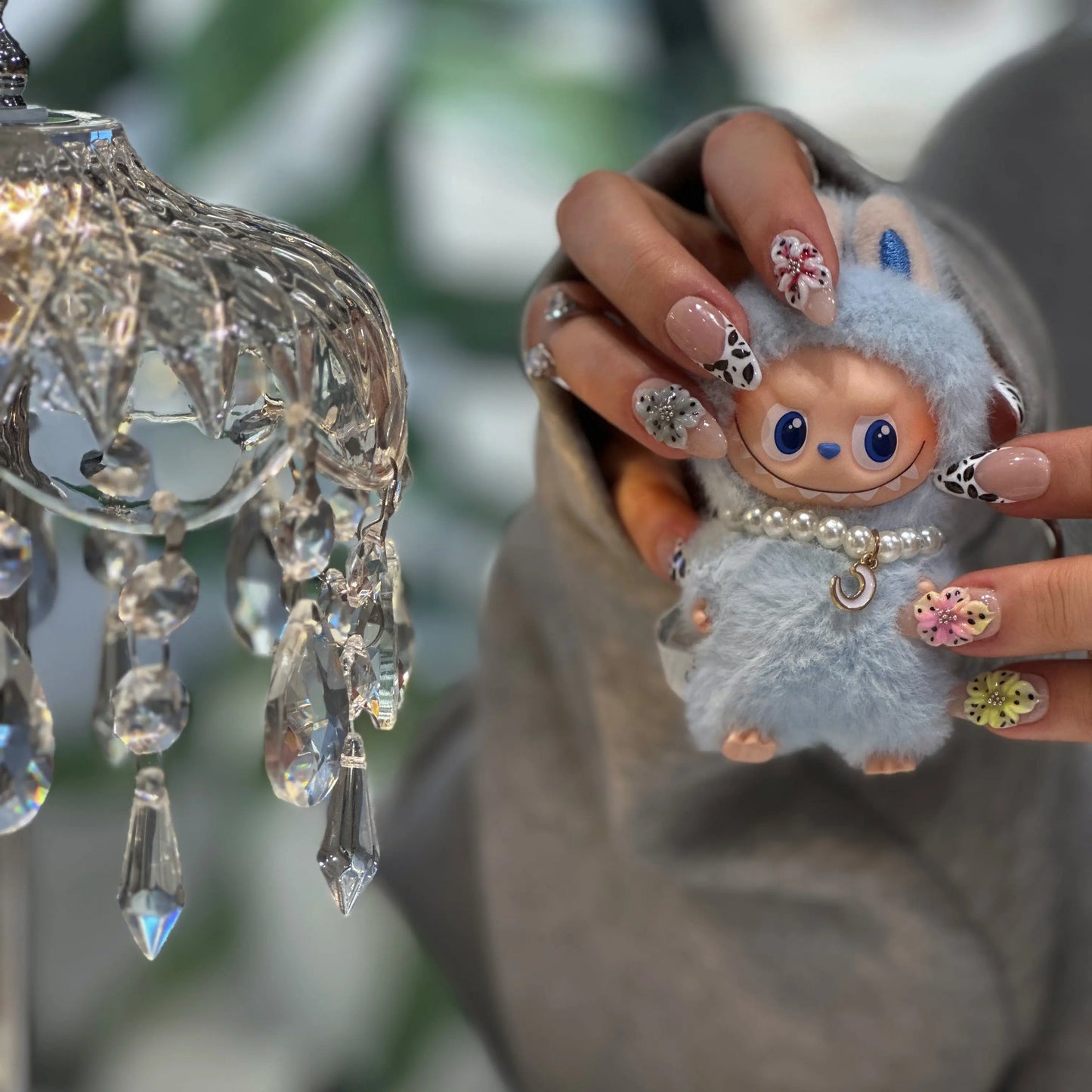 Hand-sculpted floral details on the nature-inspired press on nails.

