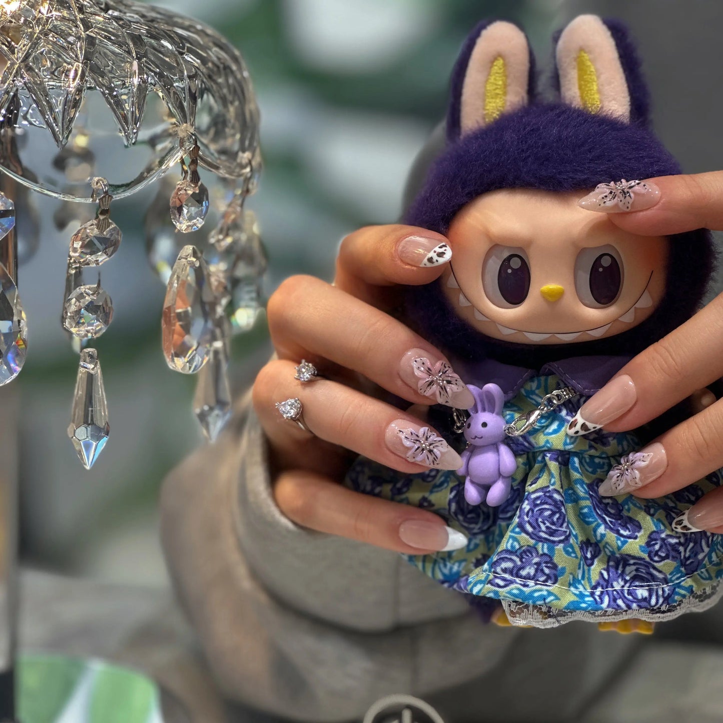 Minimalist design of Lily Crown nails, showing the elegant contrast of nude and black.

