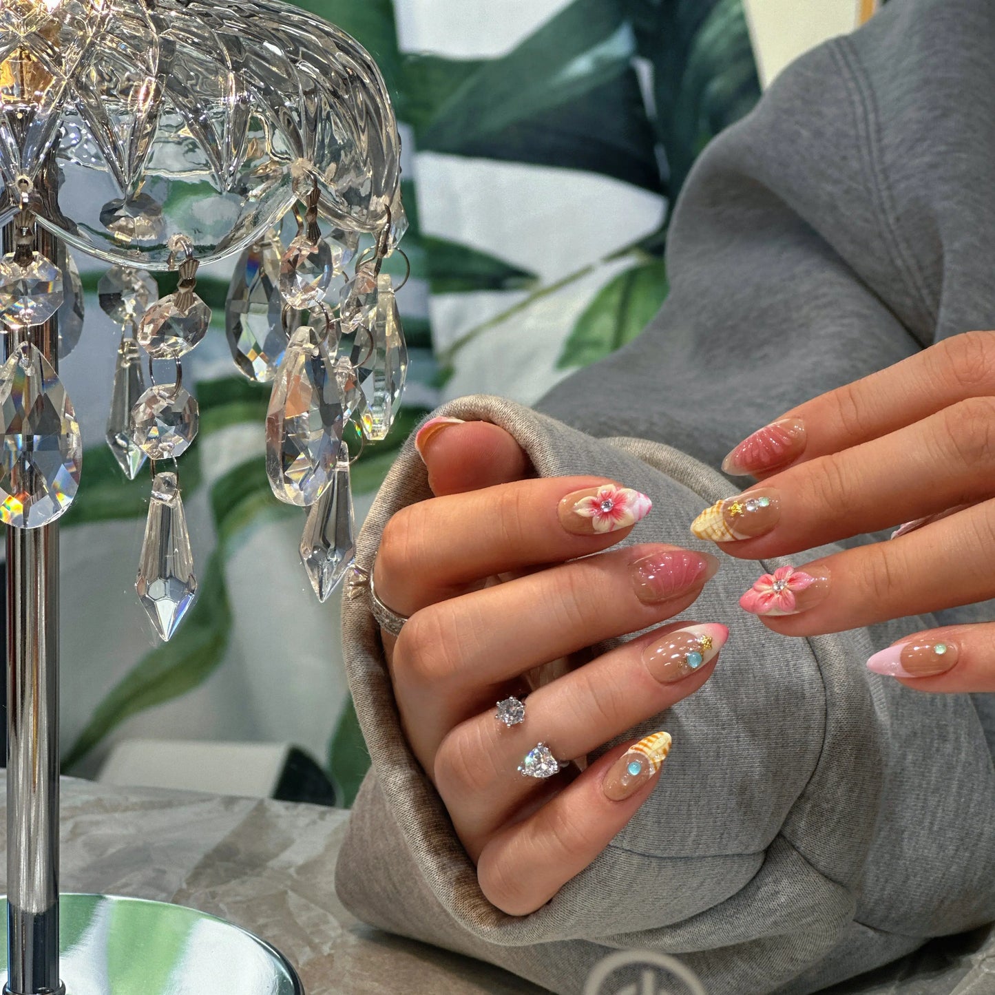 Soft mocha-nude ombre color gradient on the Shell Bloom press on nails.

