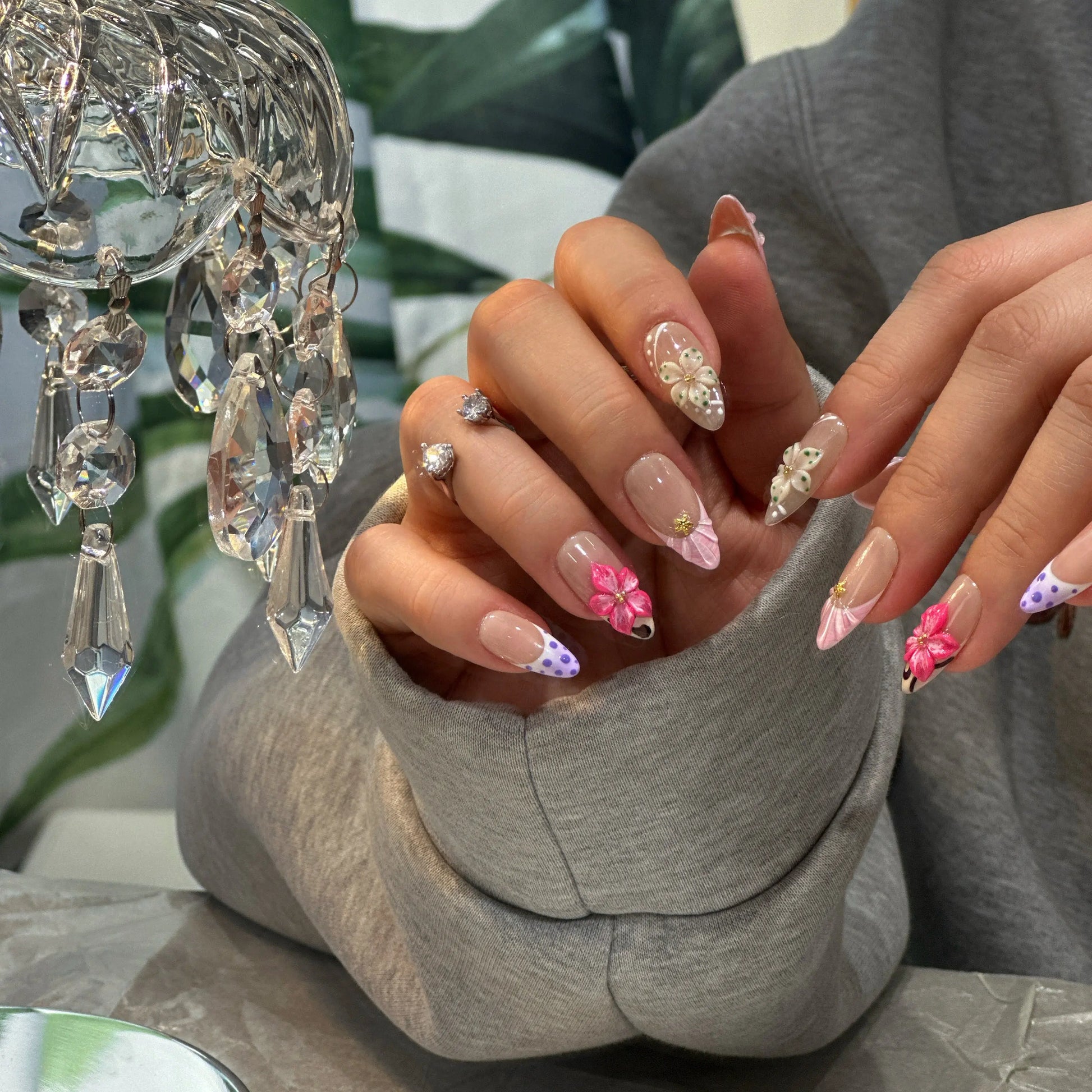 Hand-painted sea anemone detail on the ocean-themed press on nails.

