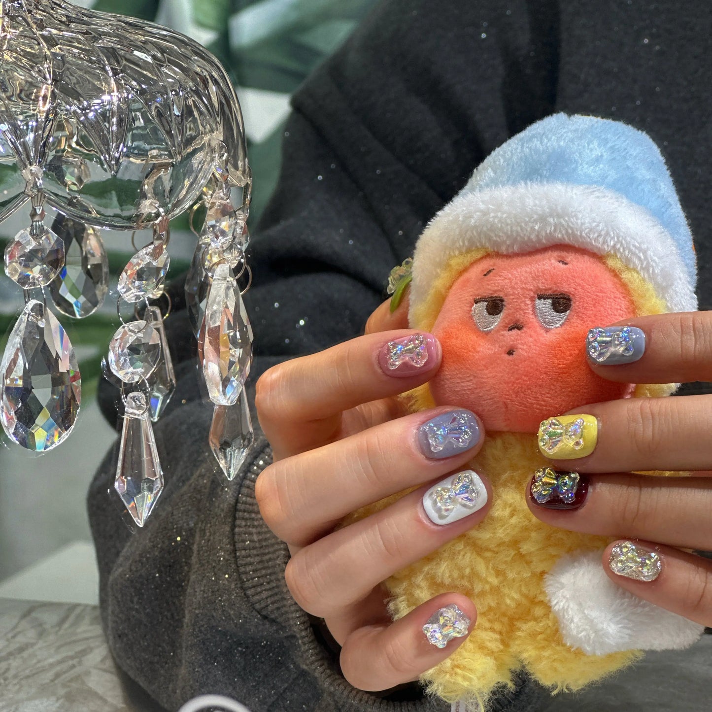 Joyful and sparkling manicure with Gleam Cub colorful glitter press on nails.

